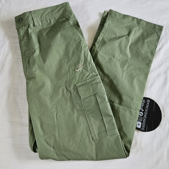 Nike Club Standard Fit Oil Green Cargo Pants FZ5765-386 Men's Size 34x34 - Picture 1 of 9